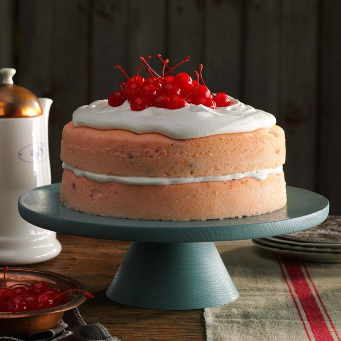 tarta de dos capas decorada con glaseado real y cerezas azucaradas, ideas sobre pastel cumpleaños de bizcocho