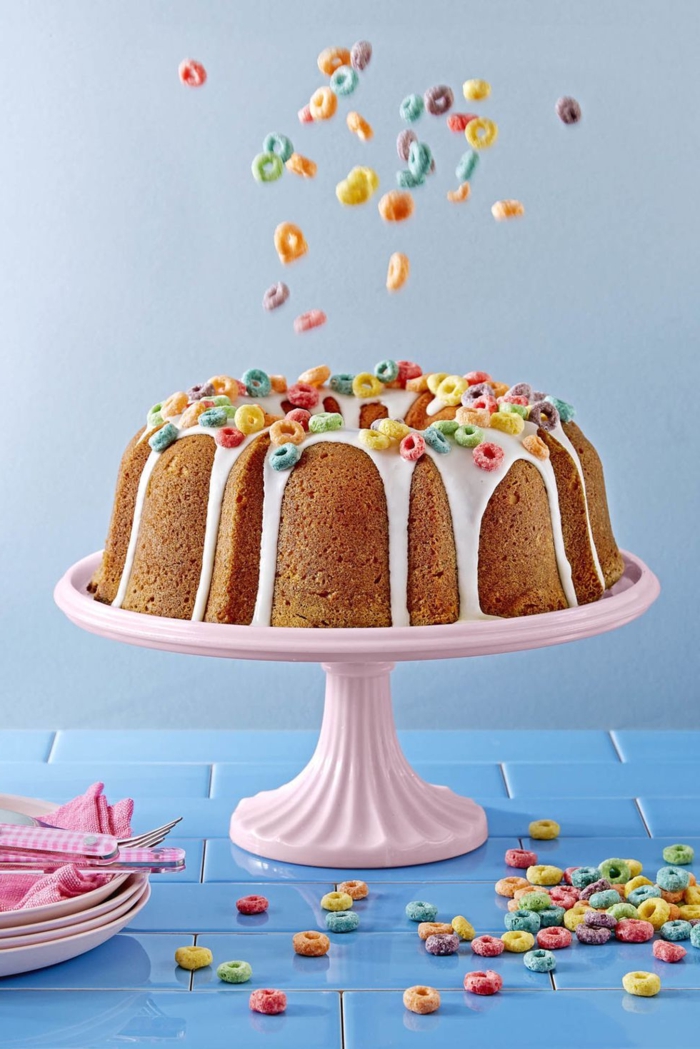 tartas de cumpleaños para pequeños y adultos, tarta de bizcocho con asperjas, originales ideas de decoracion de tartas 