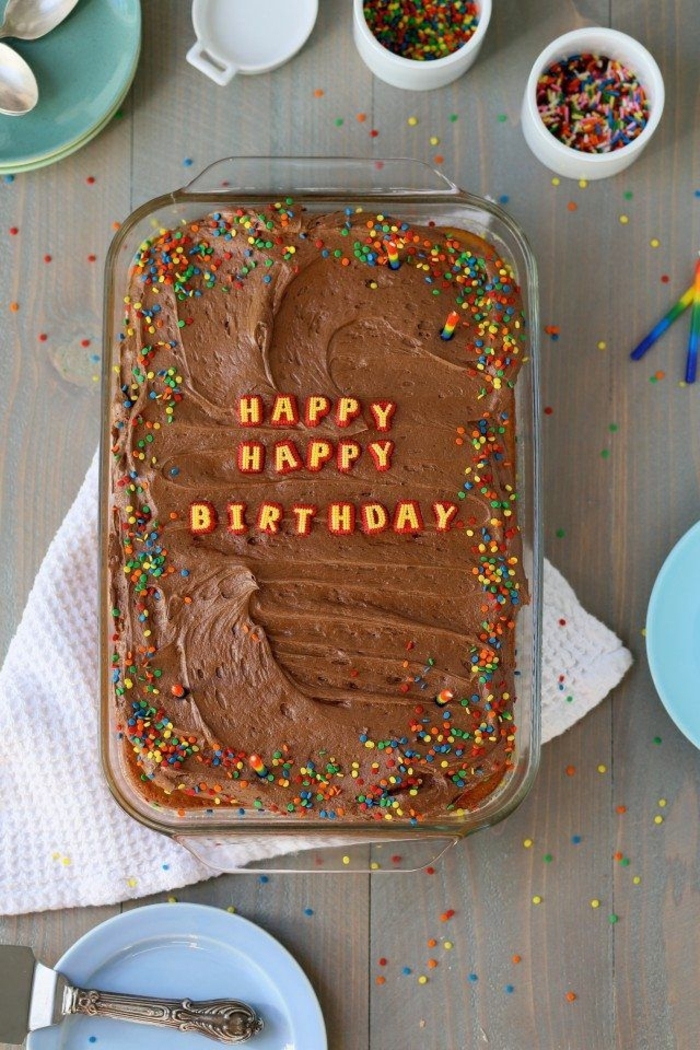originales ideas sobre cómo decorar una tarta, tarta de chocolate con asperjas con decoración de letras, ideas para tartas