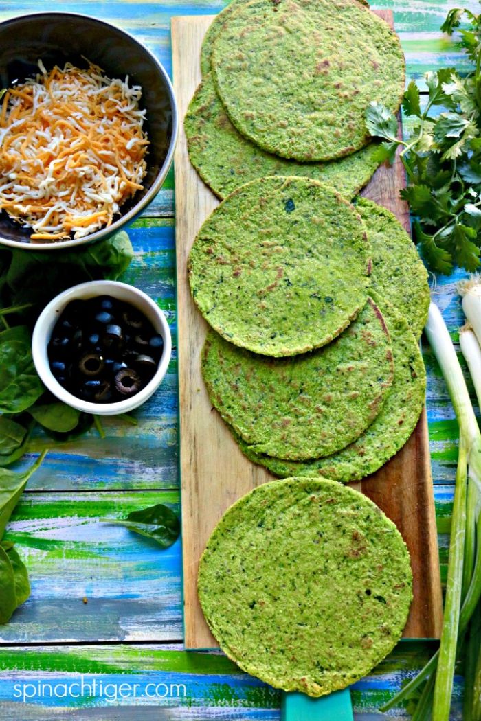 tortillas verdes con espinacas y cebolla, ideas de tortillas con quesos rallados y aceitunas verdes, fotos de comidas 