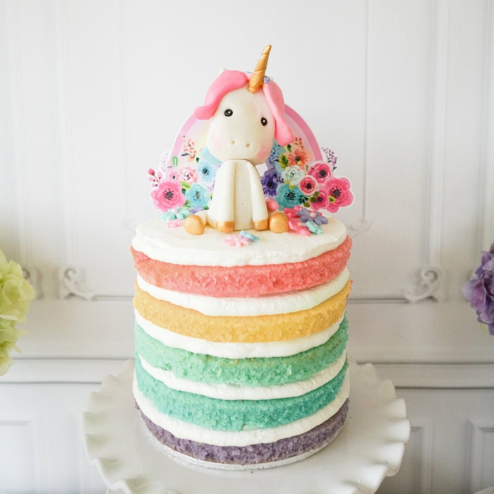 preciosa tarta en los colores de arco iris, tartas fáciles de hacer y originales, fotos de tartas caseras para hacer en casa 