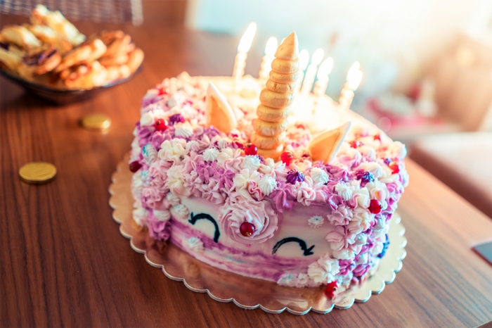 tarta con crema, suspiros de crema espesa en blanco y rosado, los mejores ejemplos de tartas para cumpleaños infantiles 