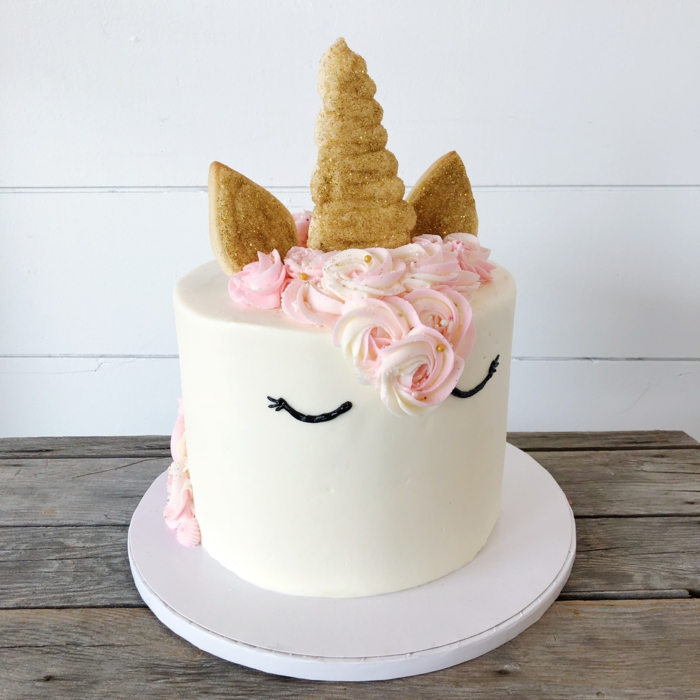 tarta grande con glaseado blanco adornada como tarta de unicornio, las mejores ideas de tartas para preparar en casa 