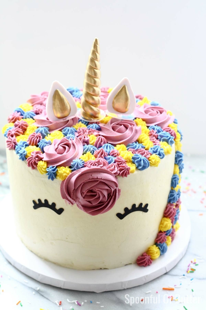 ideas para decorar una tarta de unicornio, tarta con glaseado blanco, crema de mantequilla, fotos de tartas decoradas 