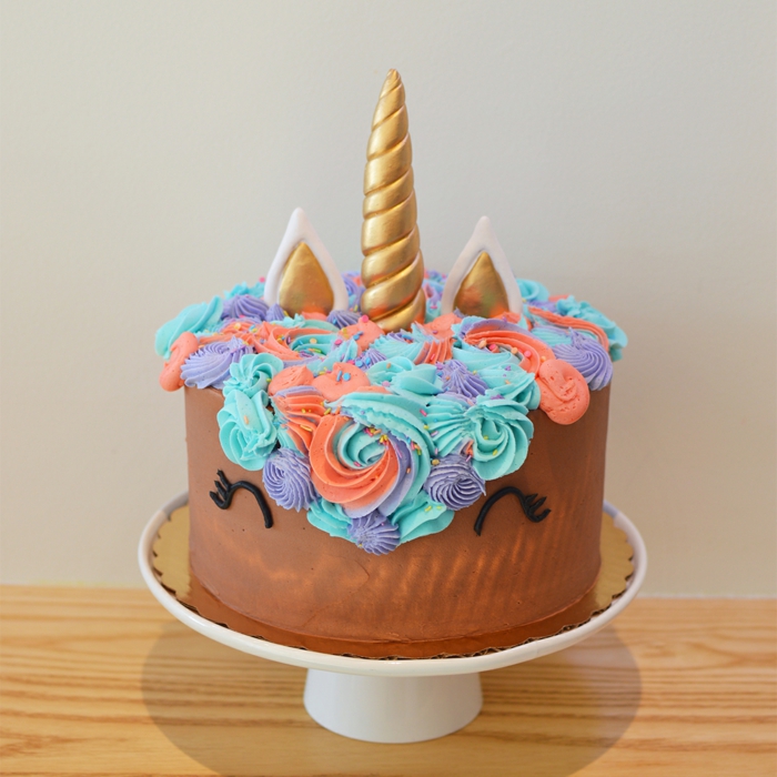 tarta de chocolate adornada con crema espesa colorante alimentario color azul, lila, naranja, los mejores ejemplos de tartas 