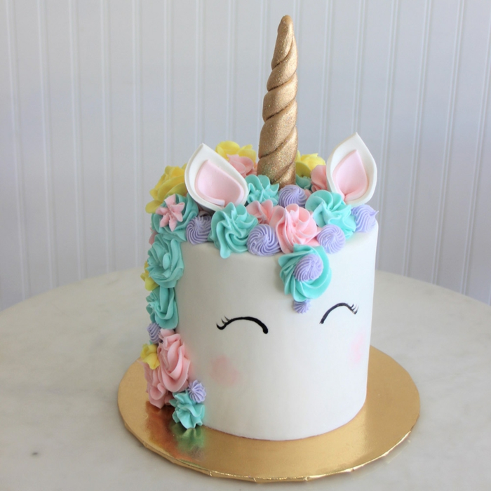 ideas sobre como preparar pastel unicornio fácil y rápido, tarta con glaseado blanco, decoracion de crema espesa