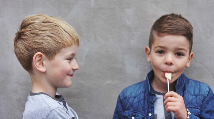 dos niños pequeños con cortes de pelo modernos, cortes de pelo corto en imagenes, ultimas tendencias en peinados y cortes 