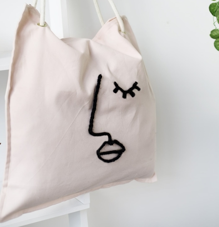 fantasticas ideas sobre como hacer bolsas de tela caseras super originales, ideas de manualidades para regalar en casa 