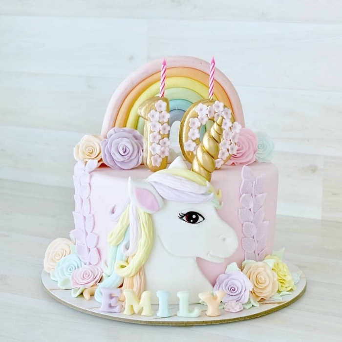 pastel decorado para un cumpleaños infantil, tarta en colores pastel, velas decorativas, tarta con unicornio super original 
