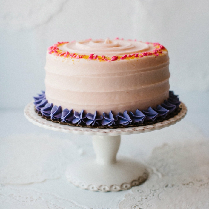 tartas originales y faciles de hacer en casa, tarta con glaseado blanco y decoracion colorida, fotos de tartas bonitas