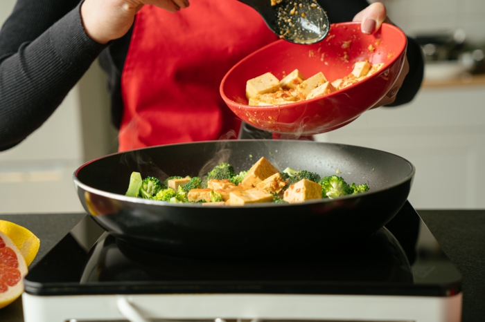 añadir el tofu marinado a los brocoli, recetas sanas para llevar una dieta equilibrada y saludable, comidas para llevar al trabajo