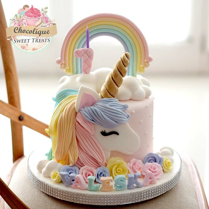 tarta unicornio con grande unicornio de azucar en colores pastel, ideas para tarta de cumpleaños en hermosas imagenes