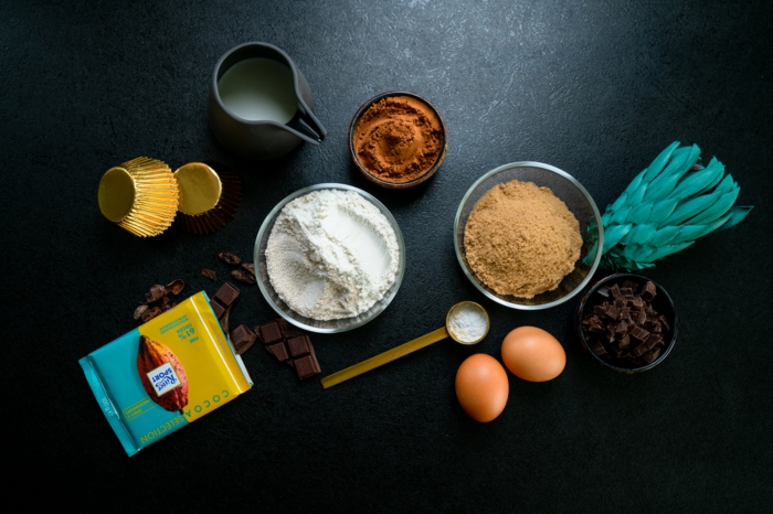 ingredientes caseros faciles y rapidos, harina , huevos, azucar de caña, cacao, chocolate negro, ideas de recetas caseras 