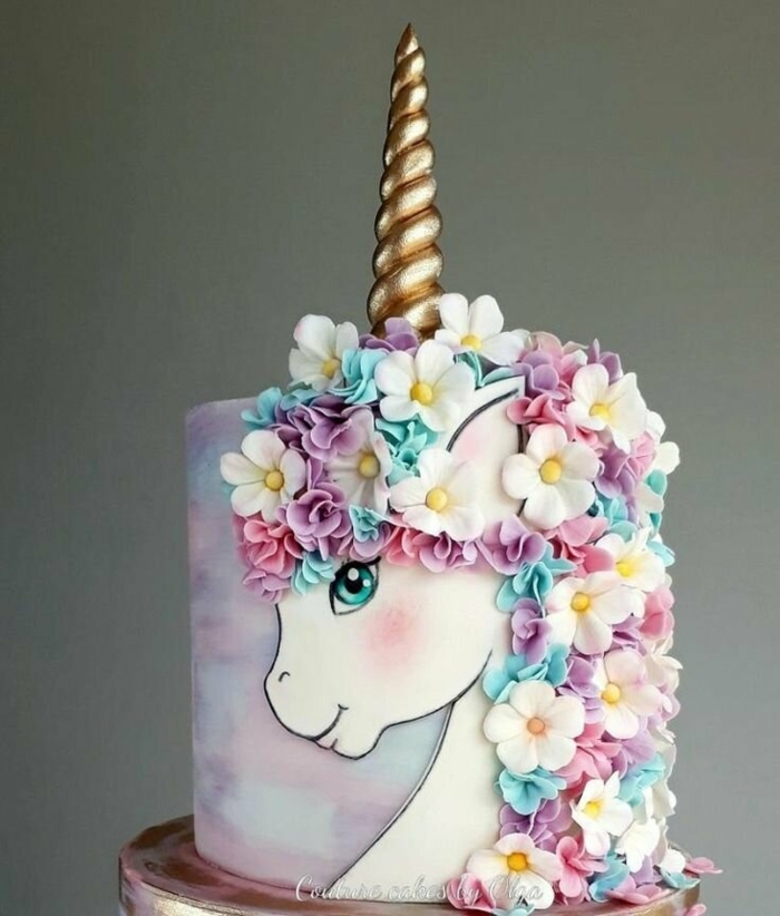 hermosa tarta de galletas y chocolate con flores de azucar, las mejores propuestas de tartas unicornio para tu pequeña