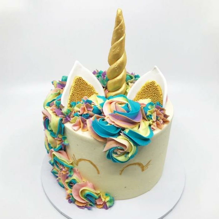 preciosa tarta en amarillo y azul, originales ideas de tartas infantiles especiales, tarta de galletas y chocolate blanco 