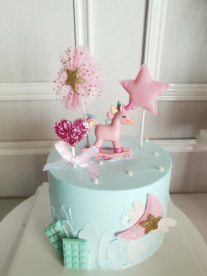 sabrosa tarta con chocolate blanco en color azul, decoraciones en color rosado, ideas de tarta de galletas y chocolate