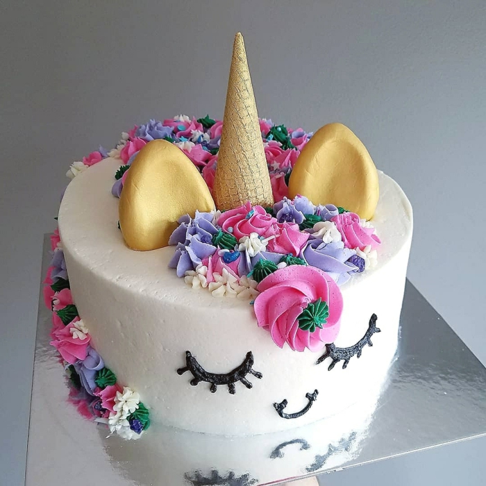 las mejores tartas infantiles en imagenes, tarta con glaseado blanco con bonitas decoraciones, fotos de tartas especiales 