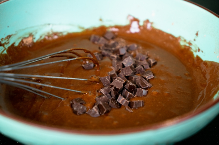 añadir cacao y chocolate negro cortado en trozos, postres ricos y originales para preparar en casa, ideas de recetas caseras 