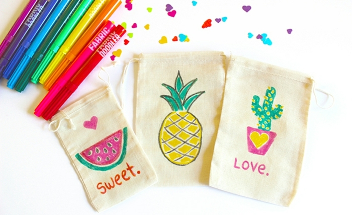 tres bolsos de tela coloridos y super fáciles de hacer con marcadores en colores, fantasticas ideas sobre como hacer bolsas DIY