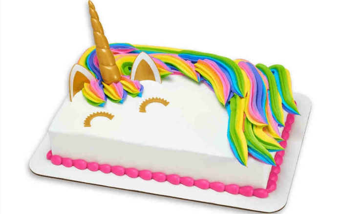 tarta unicornio con glaseado blanco, tartas y pasteles decorados de manera original, tarta de galletas y chocolate