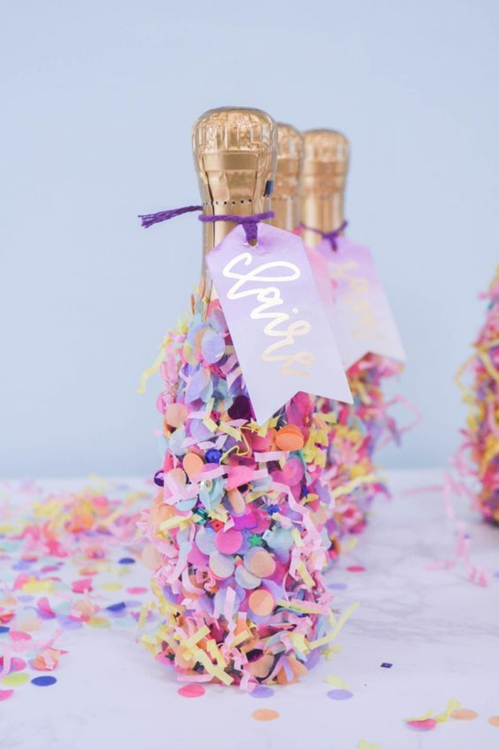 botellas de champán decoradas con confetti, originales ideas de detalles para decorar la casa, fotos de decoracion despedida de soltera