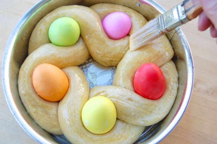 las mejores ideas sobre como hacer pan en casa, pan con azúcar adornado de huevos pintados en colores pastel