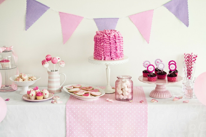 las mejores ideas de decoracion para una despedida de soltera, decoracion mesa en rosado y lila, fotos ideas decorativas