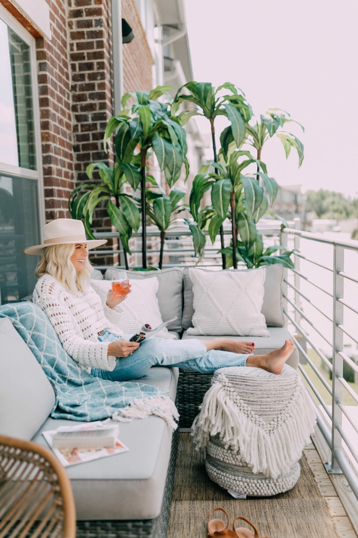 geniales ideas sobre como conseguir una terraza chill out chica bebiendo aperol en el balcon, muebles de terraza modernos 