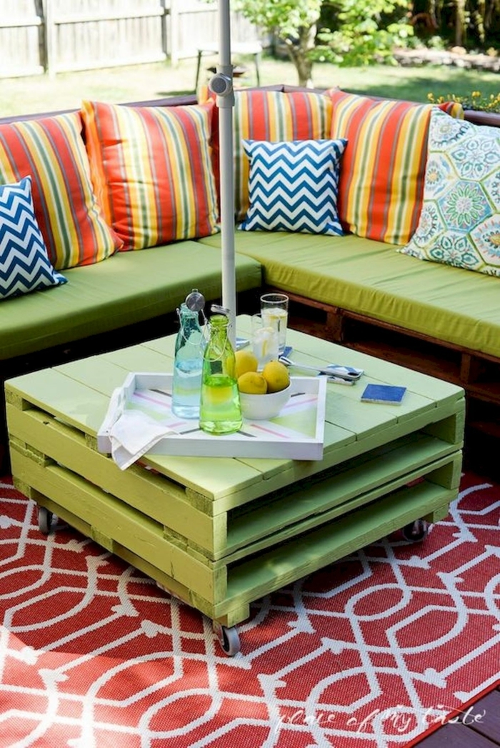 pequeña mesa hecha con palets, terrazas con palets bonitas, fotos de terrazas con muebles hechos con bricolaje paso a paso 