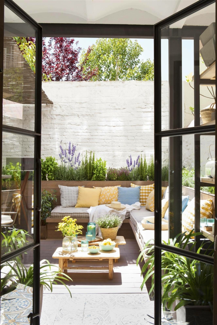 originales ideas sobre como crear una zona relax, ikea terraza, fotos de terrazas decoradas en bonitos colores con muchas plantas verdes 
