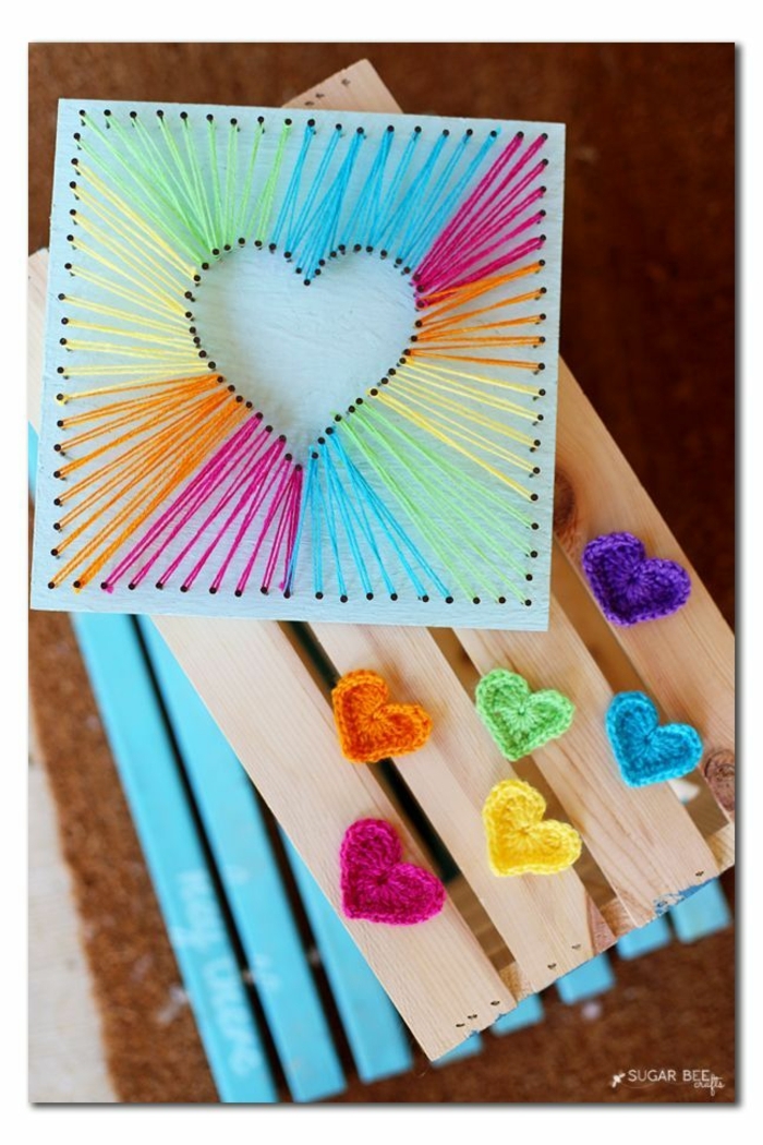 cuadro decorativo con corazon y mini corazones de hilo, imagenes con ideas de regalos originales hechos a mano