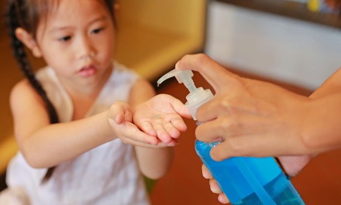 pequeña niña limpiandose las manos con gel desinfectante casero, gel desinfectante manos paso a paso en fotos 