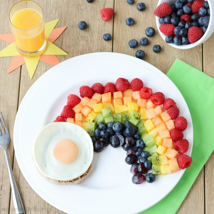 arco iris de frutas y galleta de arroz con huevo revuelto, desayunos con huevo originales y nutritivos para hacer en casa 