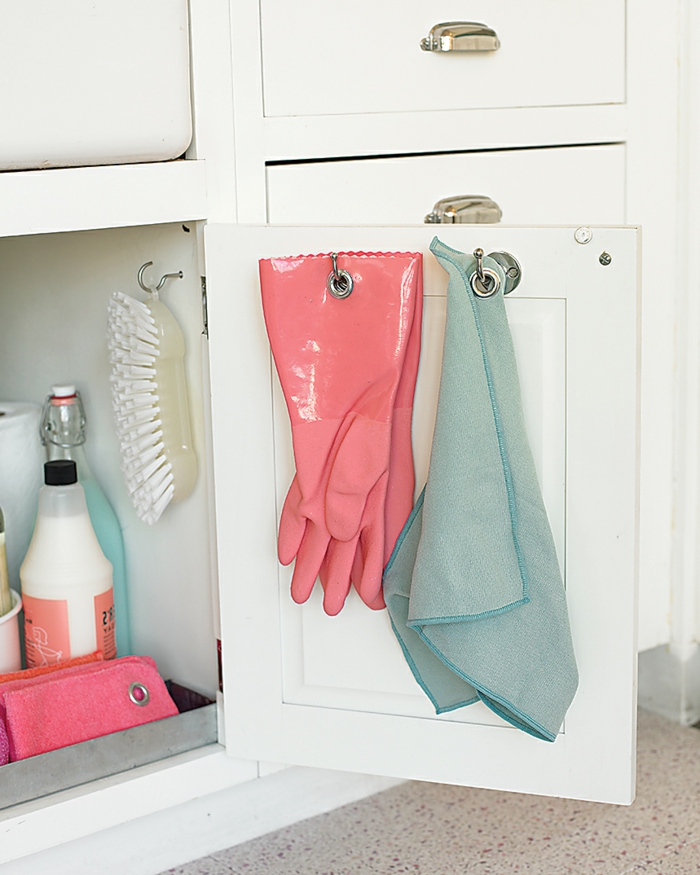 ideas sobre como guardar los guantes y trapos para limpiar en casa, fantasticas ideas sobre como ordenar la cocina paso a paso 