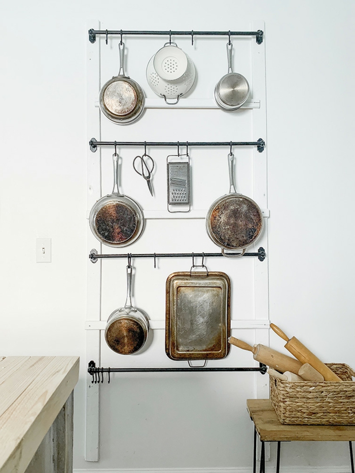 ideas sobre donde guardar las herramientas en la cocina, organizador colgante en la pared para las sartenes, ollas y bandejas