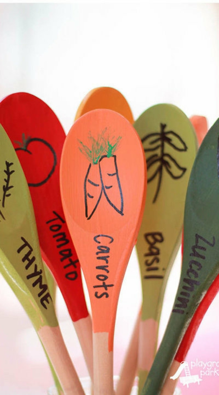 cucharas pintadas en diferentes colores, detalles para el dia de la madre, ideas de detalles chulos DIY para regalar a tu madre