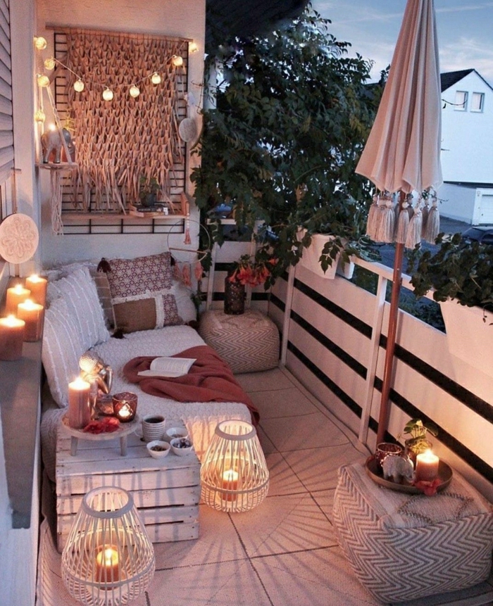 espacio exterior decorado con mucho encanto, ideas sobre como decorar la terraza en fotos, balcon acogedor con mubels de palets