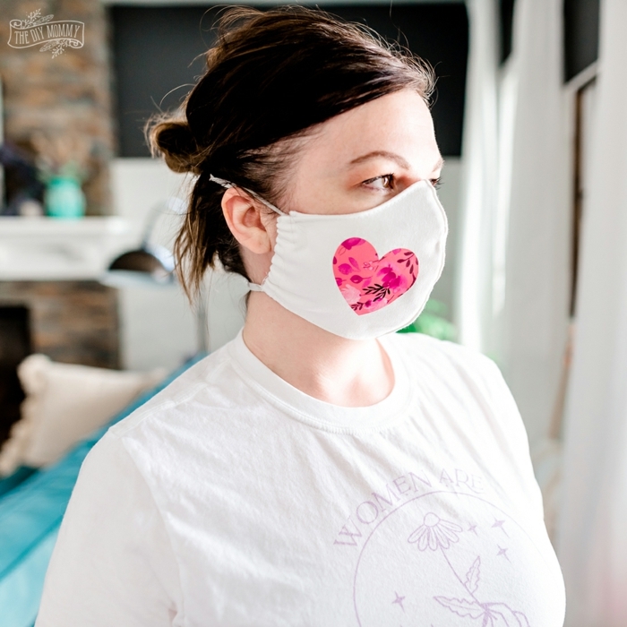 bonita mascarilla con corazón rosado, fotos de mascarillas antivirus y consejos sobre como protegerte mejor cuando estas fuera 