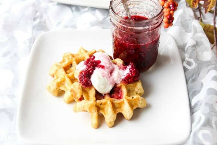 crepes integrales con helado de vainilla y mermelada de frutas, recetas de cocina faciles y sanas, fotos con ideas de desayunos