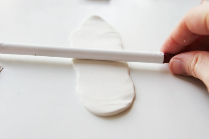 pasos para hacer un marcador de arcilla para macetas, manualidades faciles y bonitas, manualidades para los mas pequeños 