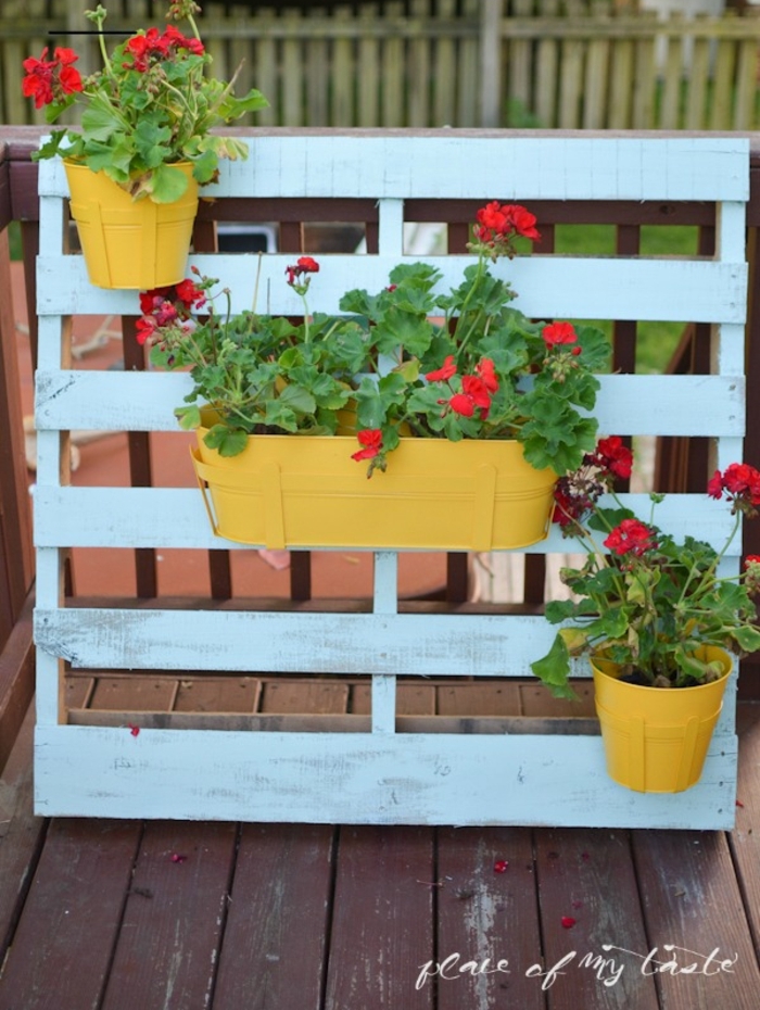 jardineras de palets bonitas para decorar la terraza, palet pintado en color azul con bonitas macetas con flores, fotos de terrazas 
