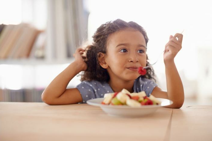pequeña niña comiendo frutas, desayunos con frutas ricos y faciles de preparar en casa, fotos con ideas de comdias ricas 