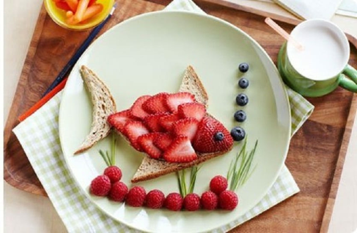 divertidas ideas de desayunos con frutas tostadas con fresas, frambuesas y arandanos, comidas ricas y ligeras para tu niño