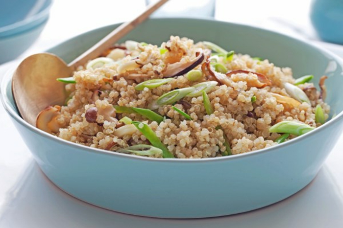 quinoa cocinada con verduras, dieta para bajar de peso, cebolla de verdeo, ideas de comdias ligeras para cenas saludables 