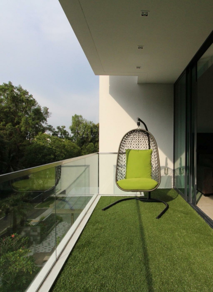 balcon pequeño verde decorado en estilo minimalista, decoracion terrazas aticos, fotos de terrazas modernas y comodas 