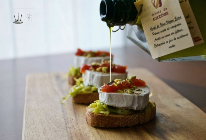ideas de pinchos faciles para preparar en casa, tostadas con pimientos verde, queso de cabra, tomates y aceite de oliva