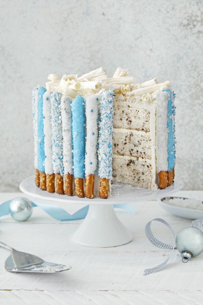 preciosas propuestas de tartas decoradas con originalidad, tarta con pretzels y caramelo blanco, tartas de cumpleaños originales