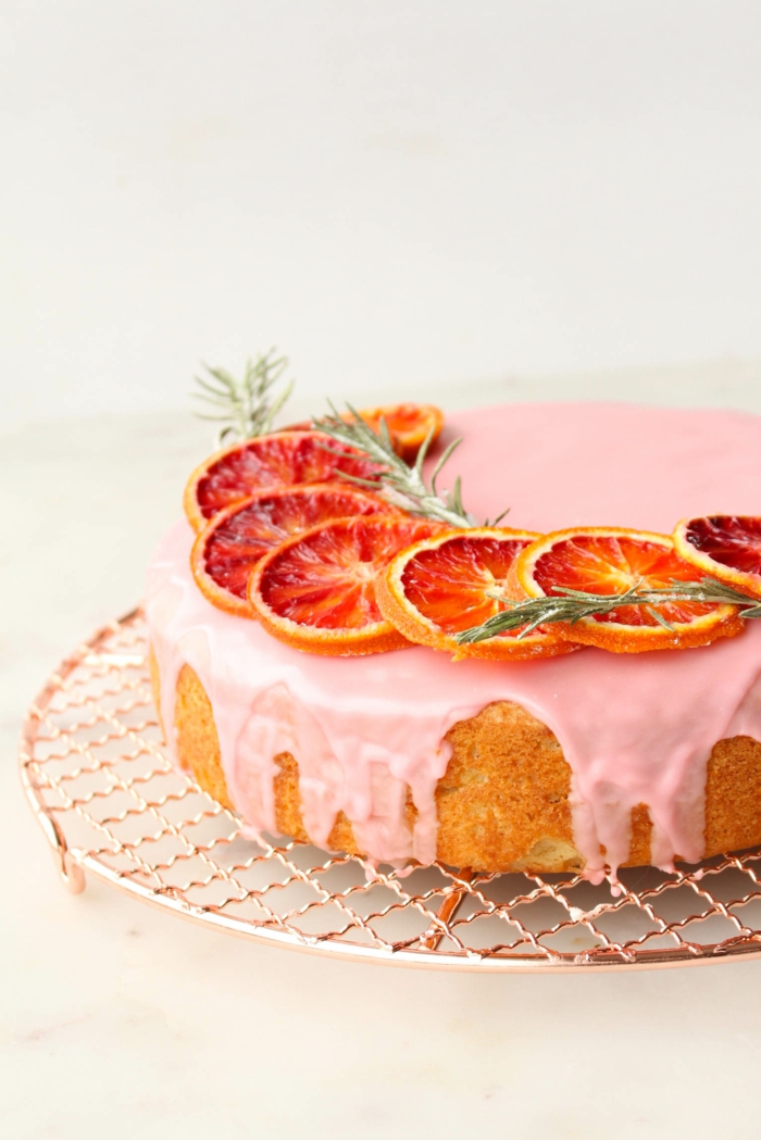 como decorar una tarta, ideas de tartas decoradas con glaseado blanco, tarta decorada con naranjas rojas, tartas de cumpleaños originales