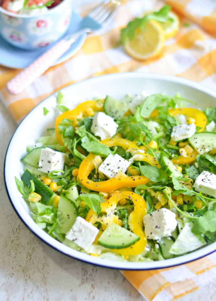 ensaladas verdes con queso blanco, ideas de ensaladas ligeras y faciles de hacer en casa, fotos de ensaladas con pimientos amarillos