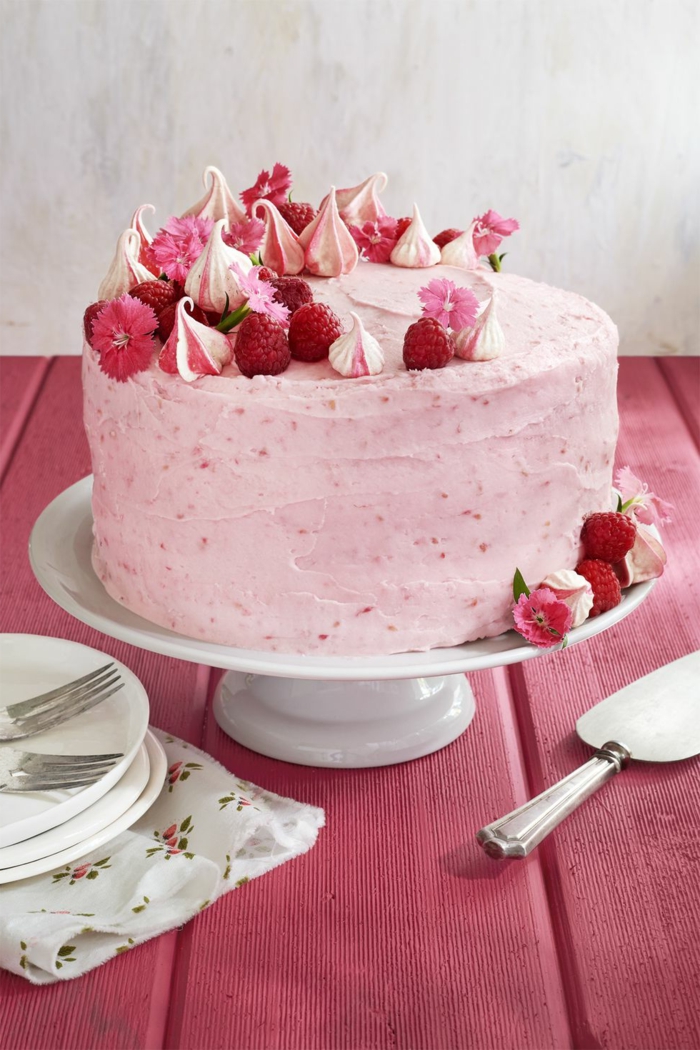 tartas de cumpleaños originales, tarta con crema de queso y frambuesas decorada con suspiros de azucar, frambuesas frescas 